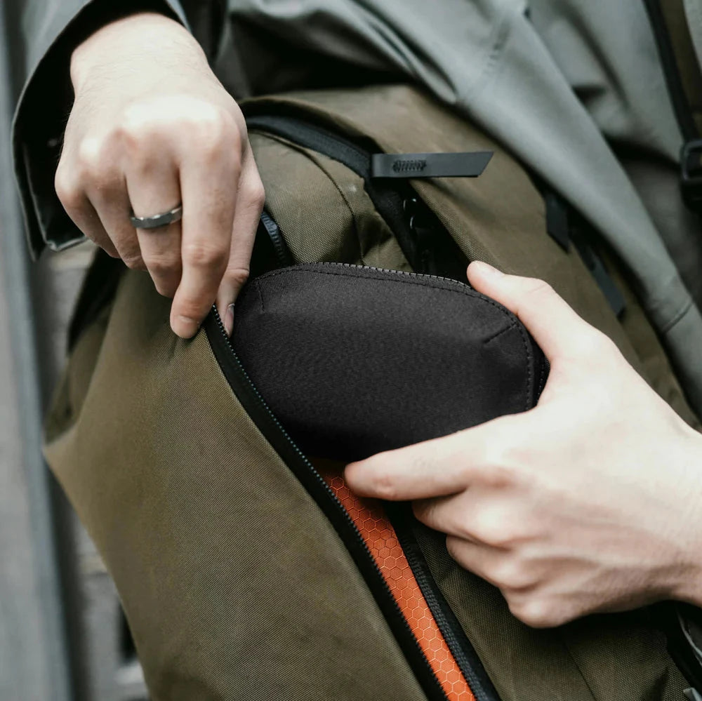 ALPAKA Hub Zip Pocket 多功能拉鏈包｜內部分隔可容納最多 30 張卡片、現金與零錢
