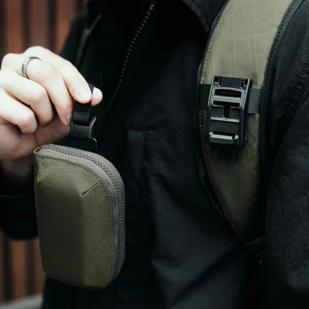 ALPAKA Hub Zip Pocket 多功能拉鏈包｜內部分隔可容納最多 30 張卡片、現金與零錢