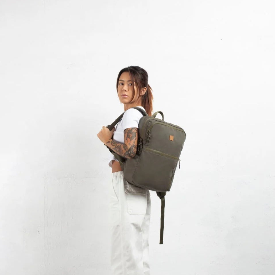 Cecil Compact 背包 - 英式復古，隱然配色與簡約設計
