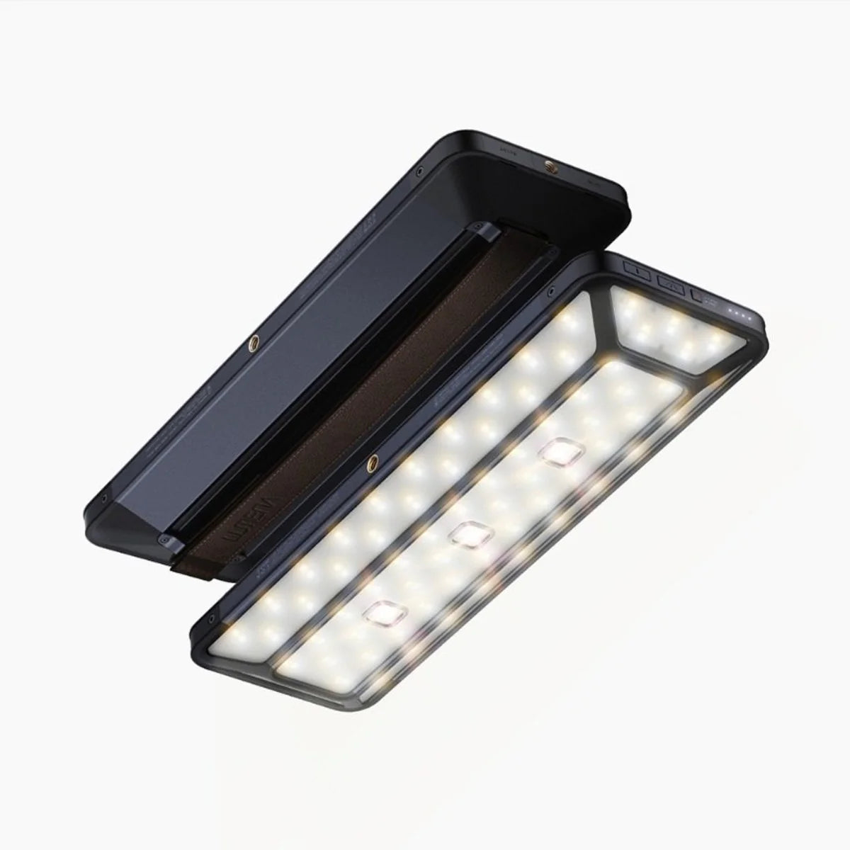 LUMENA LED 燈置於雨水中，展示其 IP54 防水性能。