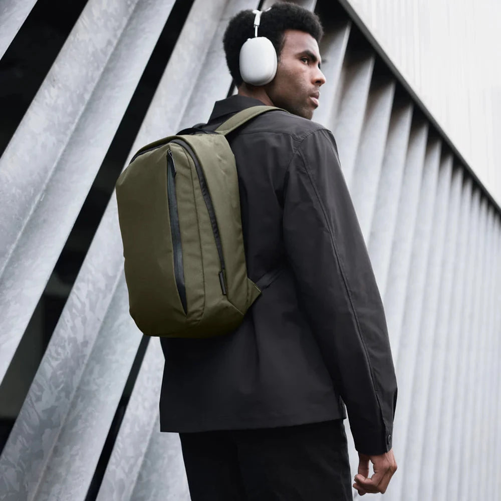 ALPAKA Metro Backpack 通勤背囊 - 帶襯墊肩帶與通風背板，減輕肩膀壓力，提升背負舒適度