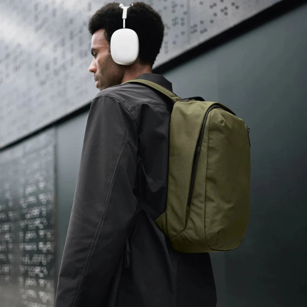 ALPAKA Metro Backpack 通勤背囊 - 帶襯墊肩帶與通風背板，減輕肩膀壓力，提升背負舒適度