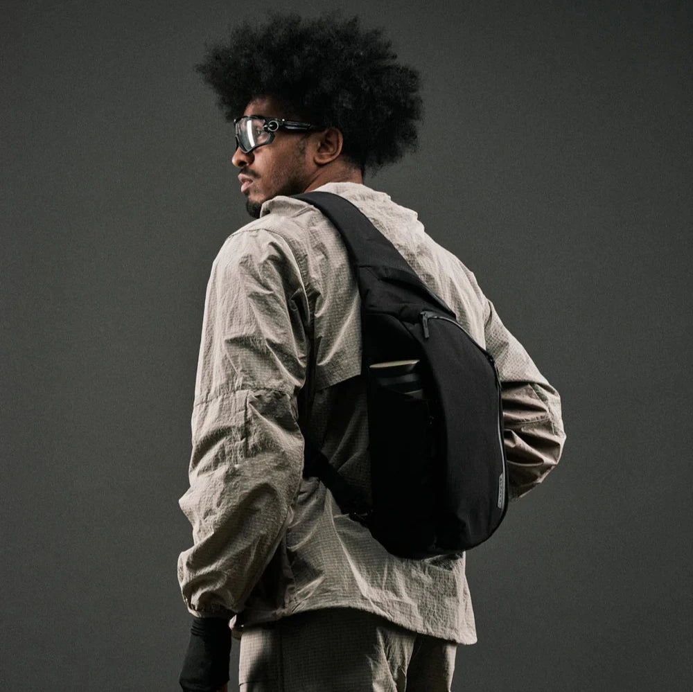 ALPAKA Metro Crossbody 側肩包｜可擴展伸縮水瓶口袋功能