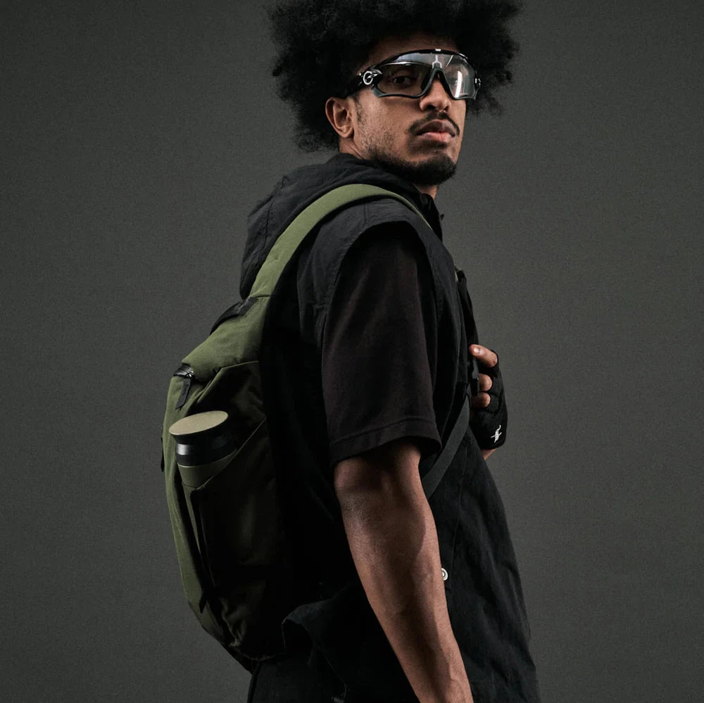 ALPAKA Metro Crossbody 側肩包｜採用高性能 Axoflux 210D 防撕裂尼龍材質