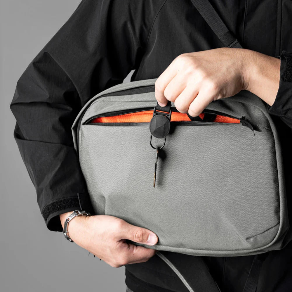 ALPAKA Metro Backpack 通勤背囊 - Axoflux 再生 300D 防潑水材質，適合日常與旅行