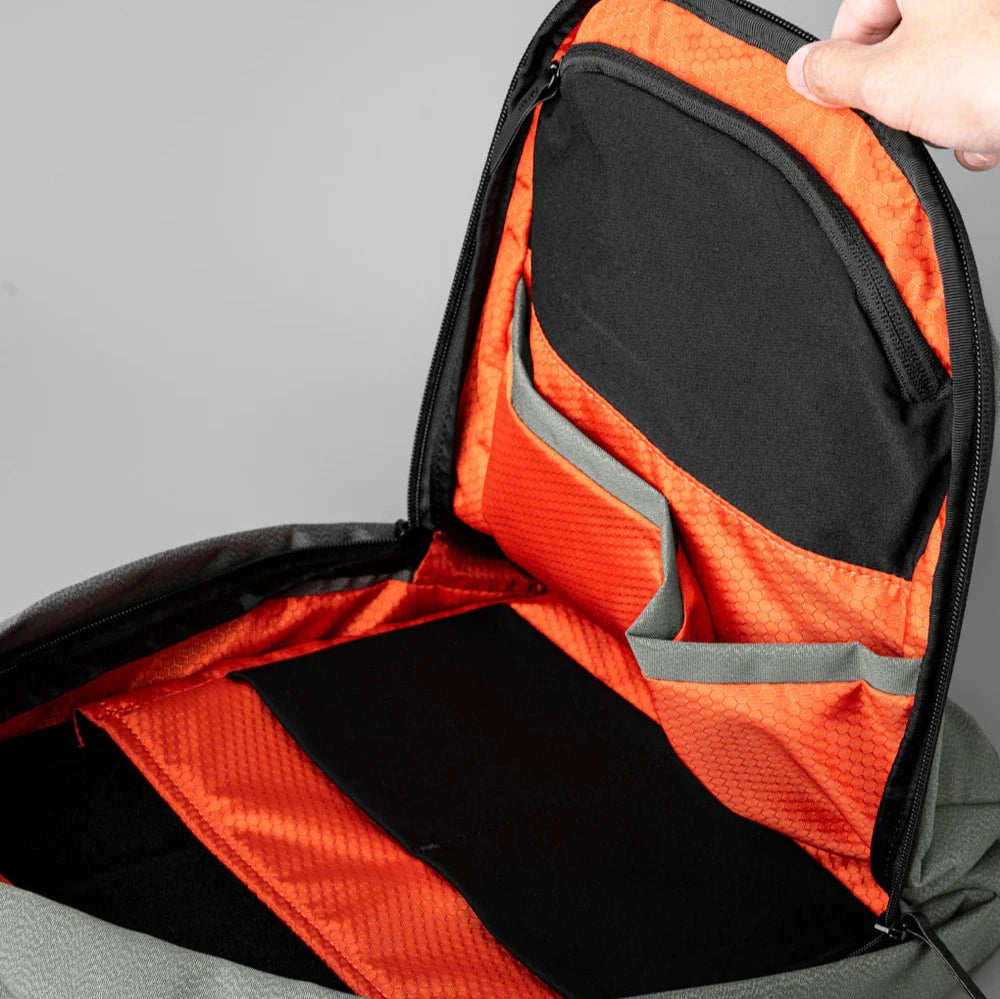 ALPAKA Metro Backpack 通勤背囊 - Axoflux 再生 300D 防潑水材質，適合日常與旅行