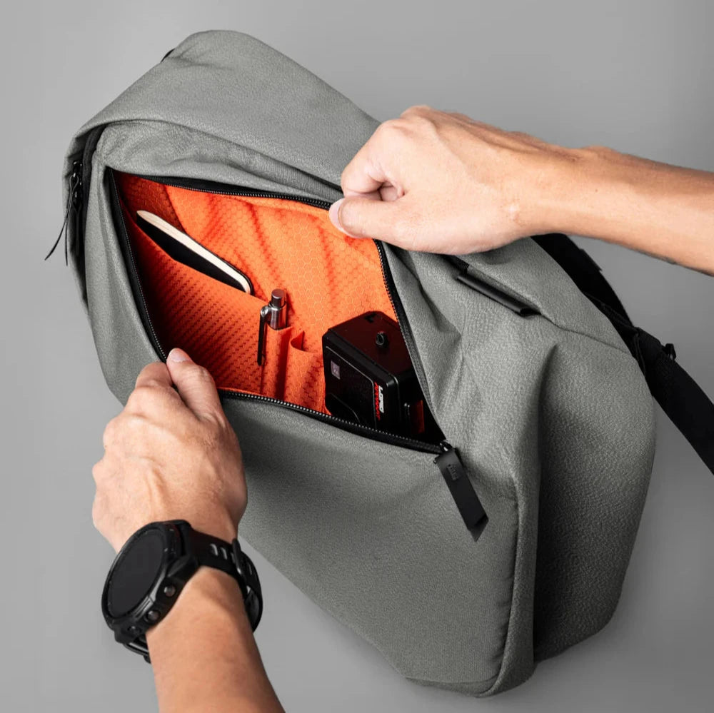ALPAKA Metro Backpack 通勤背囊 - Axoflux 再生 300D 防潑水材質，適合日常與旅行