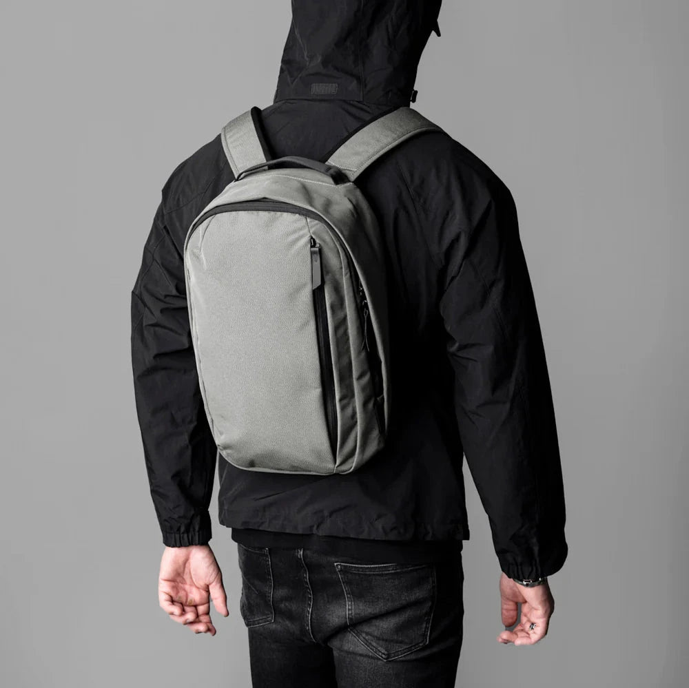 ALPAKA Metro Backpack 通勤背囊 - Axoflux 再生 300D 防潑水材質，適合日常與旅行