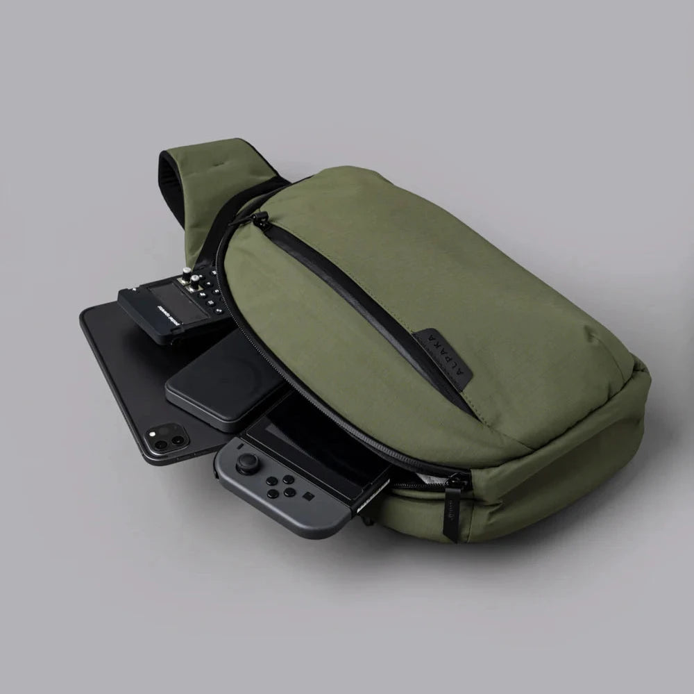 ALPAKA Metro Crossbody 側肩包｜採用高性能 Axoflux 210D 防撕裂尼龍材質
