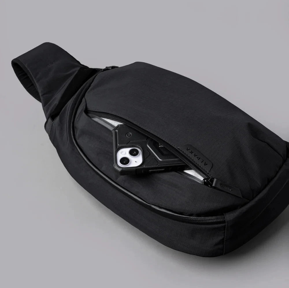 ALPAKA Metro Crossbody 側肩包｜可擴展伸縮水瓶口袋功能