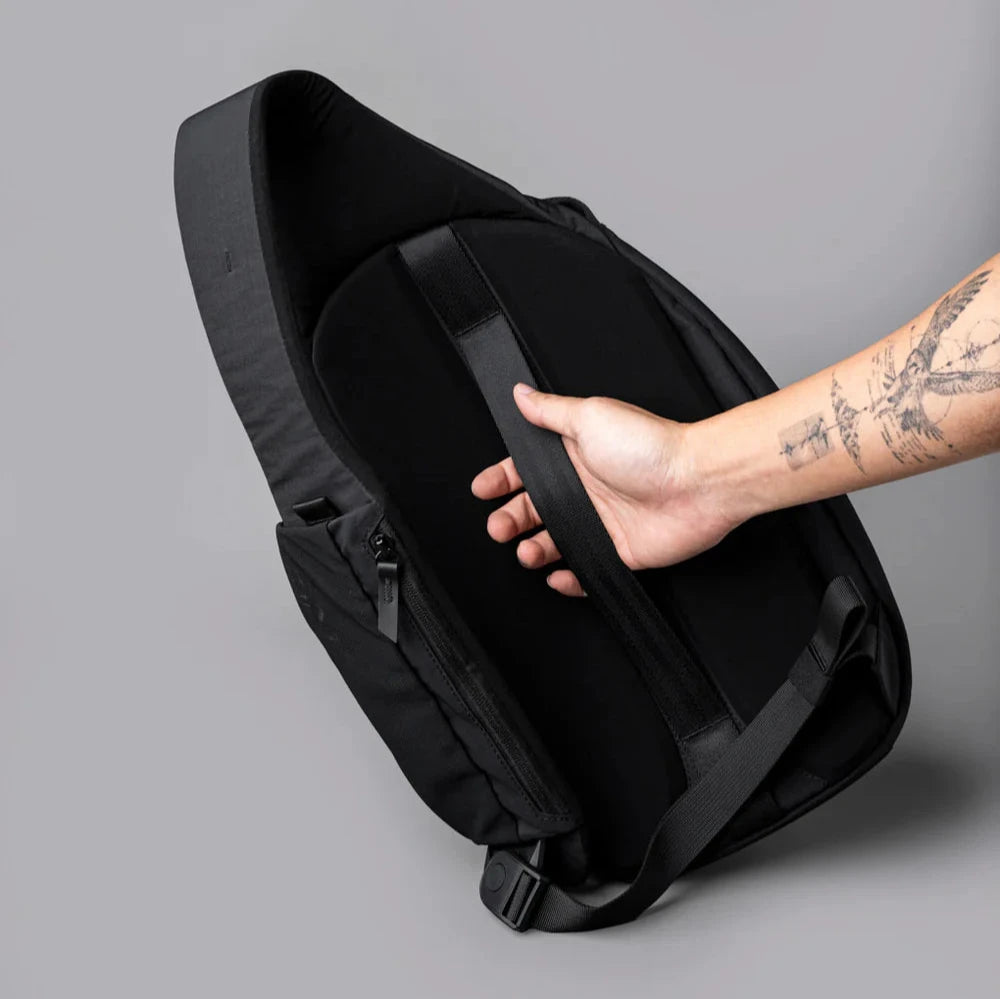 ALPAKA Metro Crossbody 側肩包｜採用高性能 Axoflux 210D 防撕裂尼龍材質