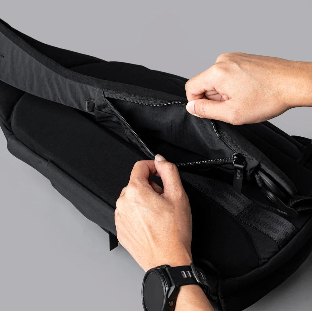 ALPAKA Metro Crossbody 側肩包｜採用高性能 Axoflux 210D 防撕裂尼龍材質