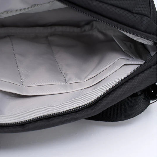 
NIID NEO Nomad Sling 肩帶有單手快速調節功能，方便不同背負需求
