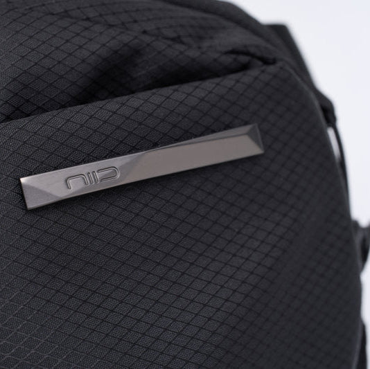 NIID NEO Nomad Sling 肩帶有單手快速調節功能，方便不同背負需求