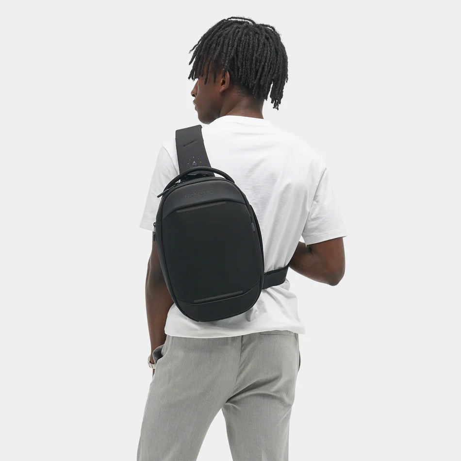 NOMATIC Navigator Sling 單肩包｜高品質防水材質及防篡改拉鍊，提供全天候保護