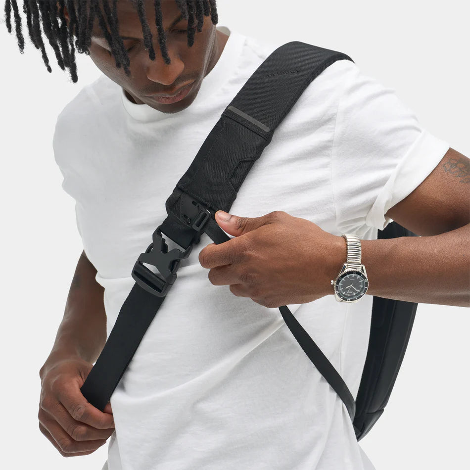 NOMATIC Navigator Sling 單肩包｜高品質防水材質及防篡改拉鍊，提供全天候保護