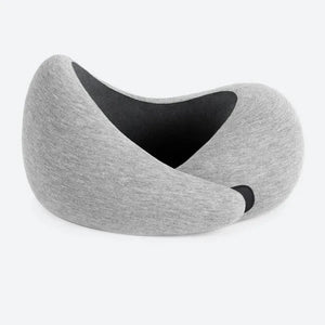 告別長途旅程的肩頸酸痛！OSTRICH PILLOW GO 採用高密度 BASF 記憶綿與 360° 人體工學設計，完美承托頸部。可壓縮 60% 體積並附送收納袋，是您極簡出行與 Premium Travel 的最佳伴侶。 [2]