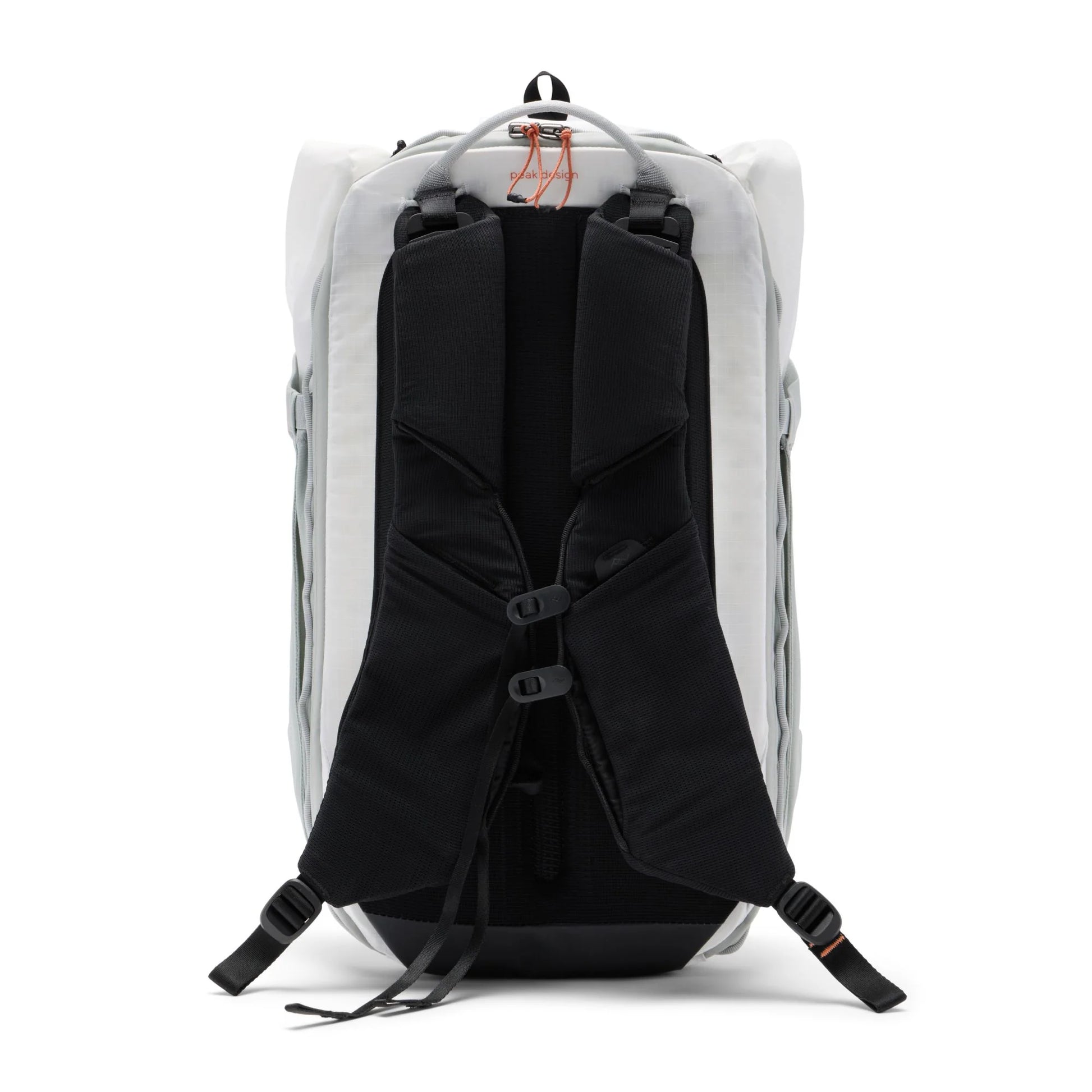 PEAK DESIGN Outdoor Backpack | 袋身採用 100% 再生 Terra Shell™ 210D 防撕裂尼龍材質
