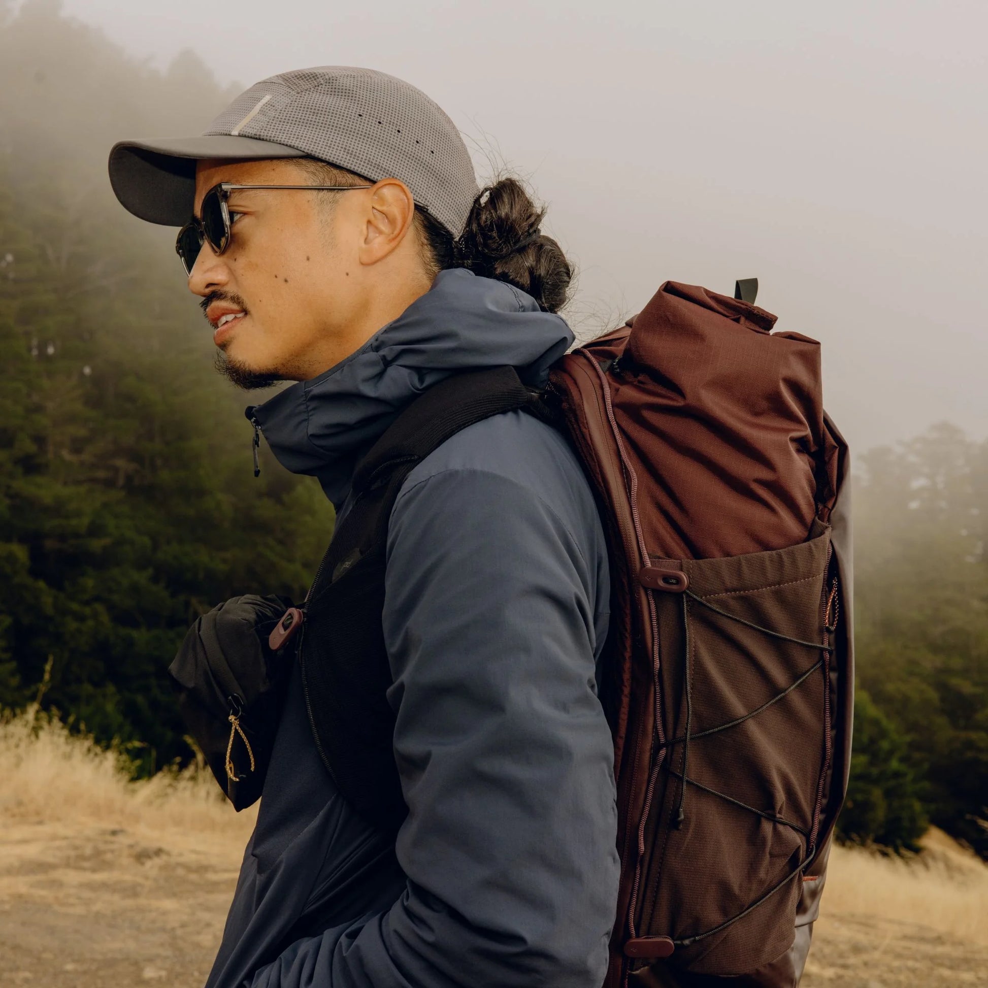 PEAK DESIGN Outdoor Backpack | PFAS-free 防水塗層，耐磨且防濕滑