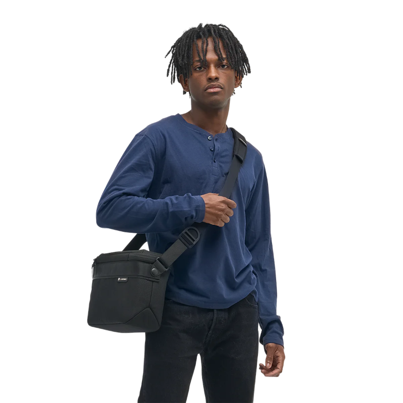 NOMATIC Luma Camera Sling 12L 相機斜孭袋｜採用 900D 聚酯纖維及尼龍製成，內含堅固金屬框架