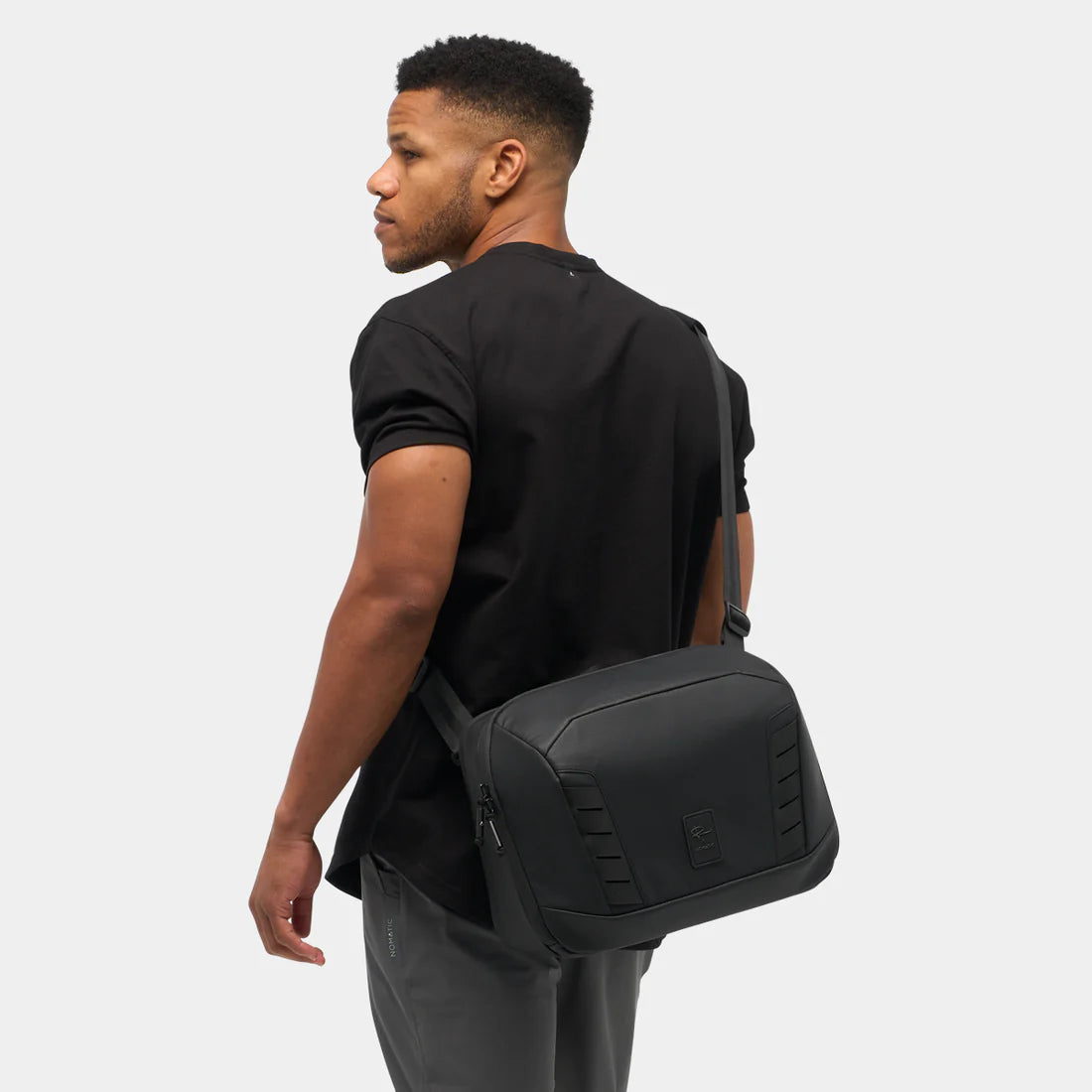 NOMATIC Mckinnon Sling 單肩包｜採用高品質防水材質及剛性線框結構，提供全面保護