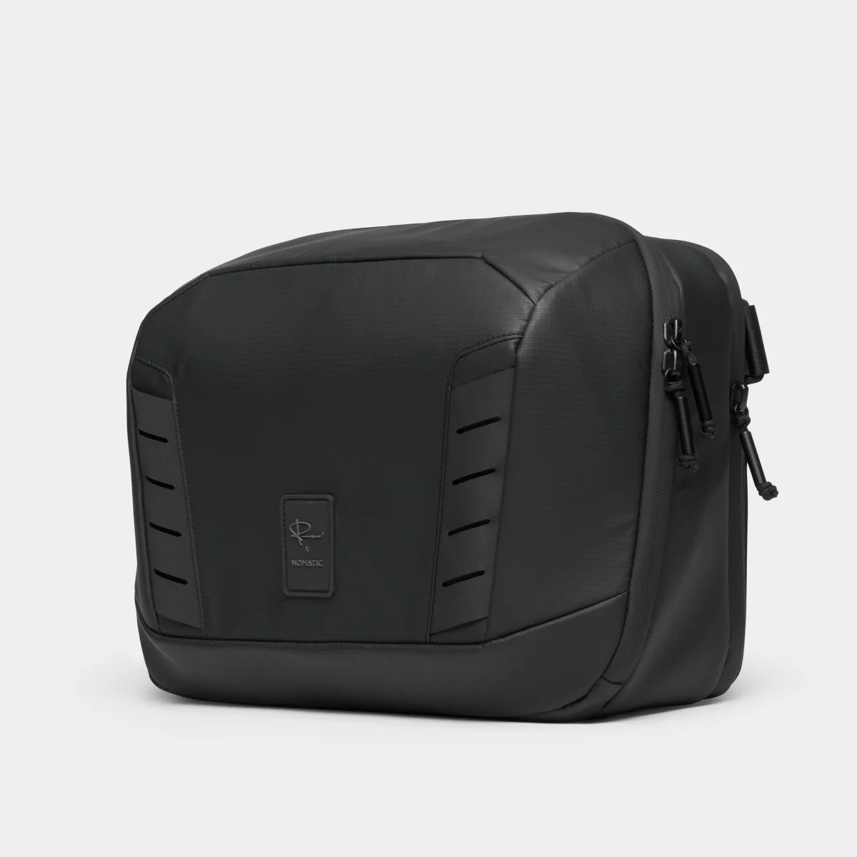 NOMATIC Mckinnon Sling 單肩包｜採用高品質防水材質及剛性線框結構，提供全面保護