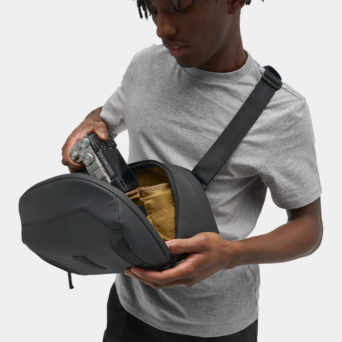 NOMATIC Mckinnon Sling 單肩包｜內部設有記憶卡袋、電池袋及多個網袋