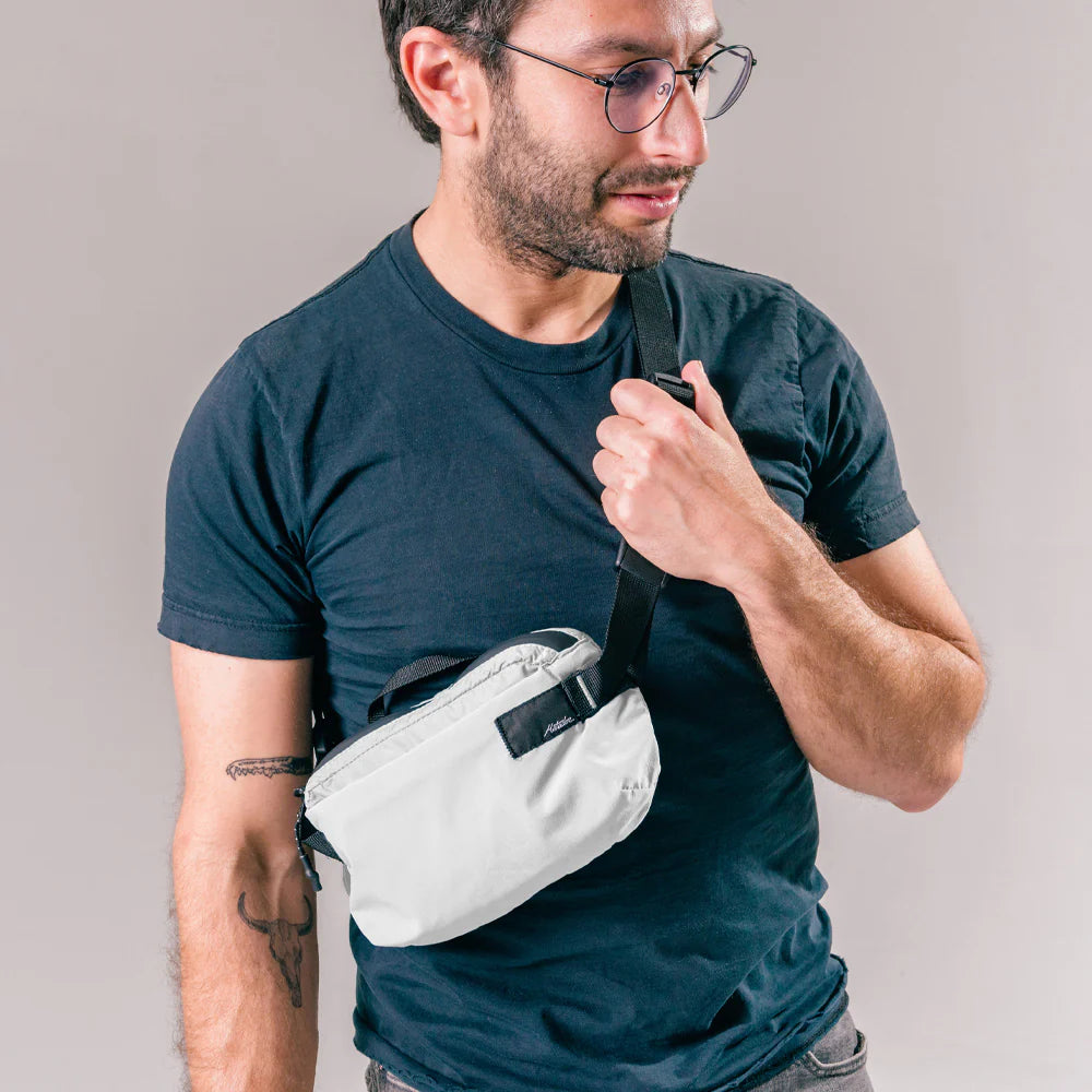Matador ReFraction Packable Sling｜採用防潑水材料、防水 YKK® 拉鍊及 PU 防水塗層