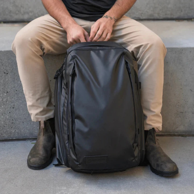 WANDRD TRANSIT Travel Backpack｜採用防風雨材質與加強拉鍊設計，全天候防護