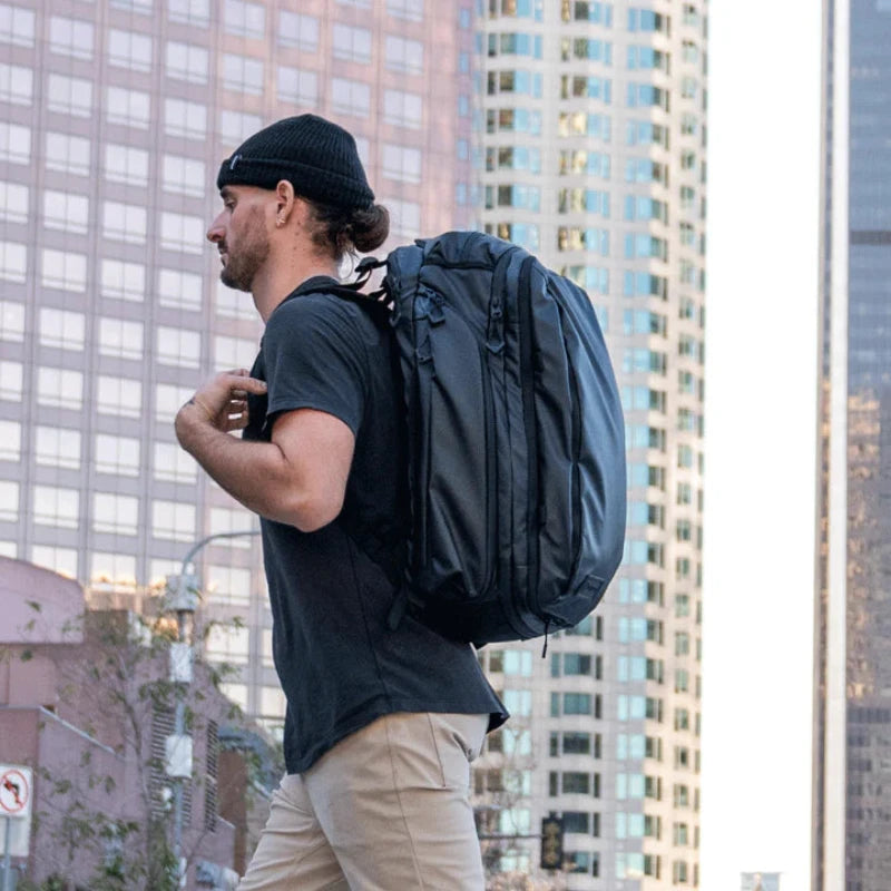 WANDRD TRANSIT Travel Backpack｜採用防風雨材質與加強拉鍊設計，全天候防護