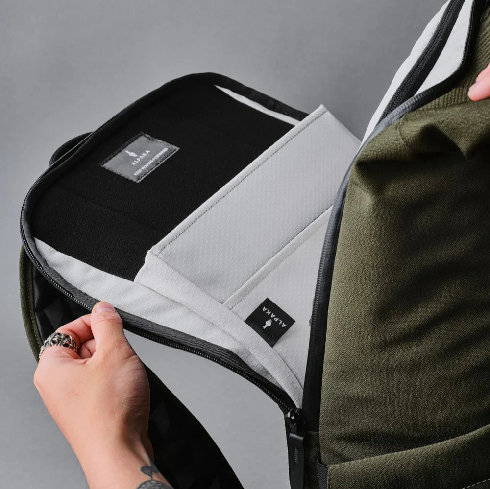 ALPAKA Shift Pack V2｜卷頂設計與舒適背負系統，適合通勤、旅行及日常使用
