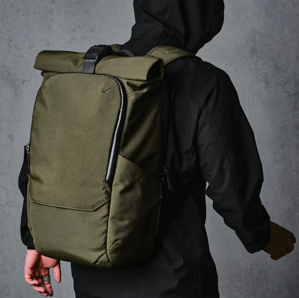 ALPAKA Shift Pack V2｜卷頂設計與舒適背負系統，適合通勤、旅行及日常使用
