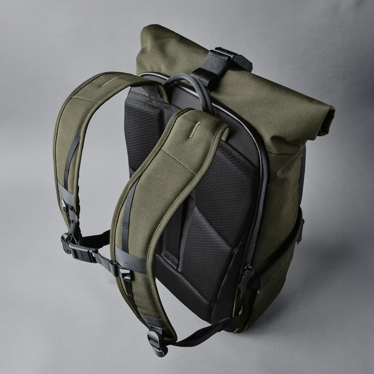 ALPAKA Shift Pack V2｜設專用帶襯墊的筆記本電腦隔層，可安全存放最大 16 吋的筆記本電腦