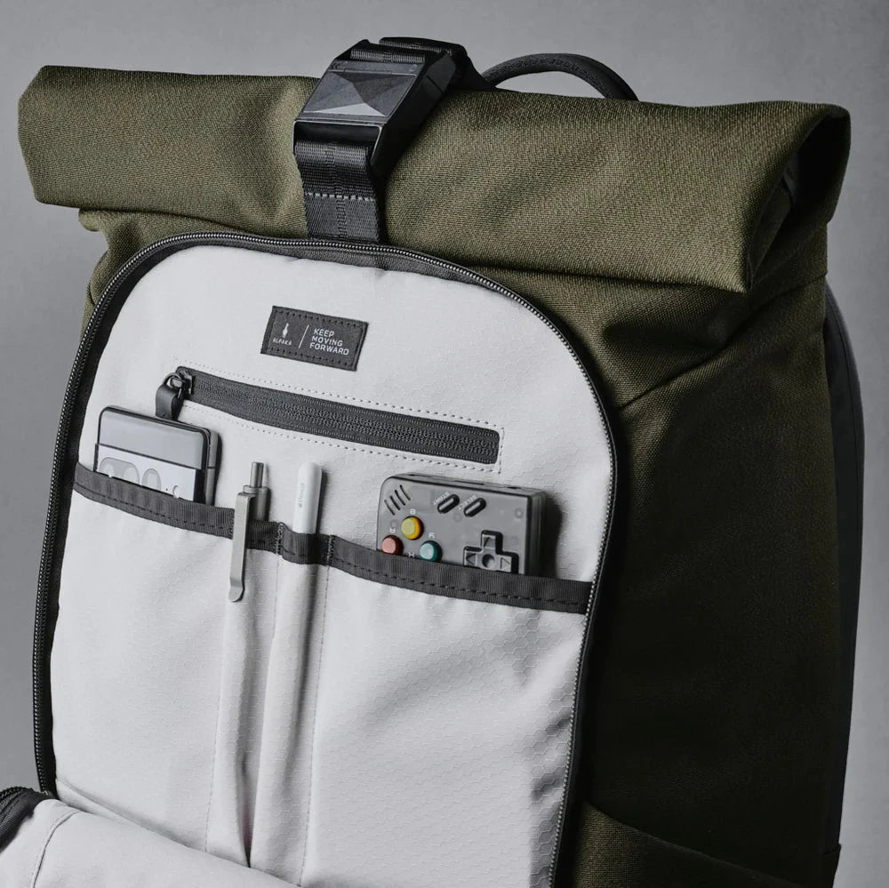 ALPAKA Shift Pack V2｜設專用帶襯墊的筆記本電腦隔層，可安全存放最大 16 吋的筆記本電腦