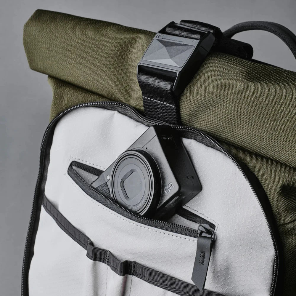ALPAKA Shift Pack V2｜設專用帶襯墊的筆記本電腦隔層，可安全存放最大 16 吋的筆記本電腦