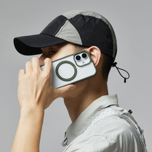 用戶在戶外使用 BITPLAY Wander Case iPhone 17 黑色款。