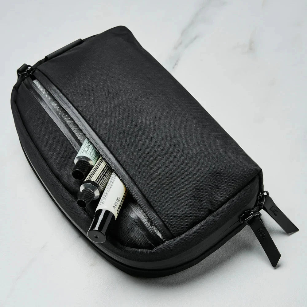 ALPAKA Toiletry Bag V2 洗漱化妝包｜採用 Axoflux 210D 防撕裂尼龍與 YKK Aquaguard 防水拉鍊設計