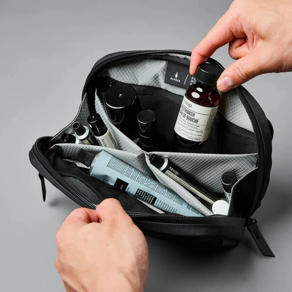 ALPAKA Toiletry Bag V2 洗漱化妝包｜採用 Axoflux 210D 防撕裂尼龍與 YKK Aquaguard 防水拉鍊設計