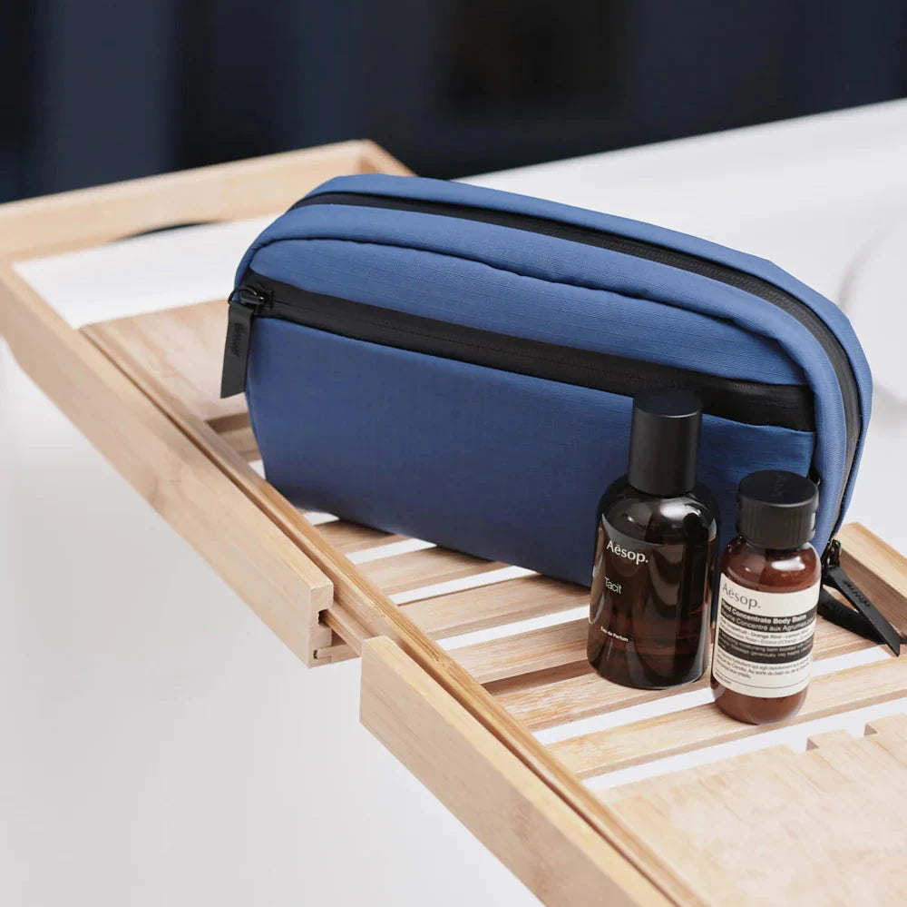 ALPAKA Toiletry Bag V2 洗漱化妝包｜內置手風琴式分隔層與多口袋收納，容量達 2L