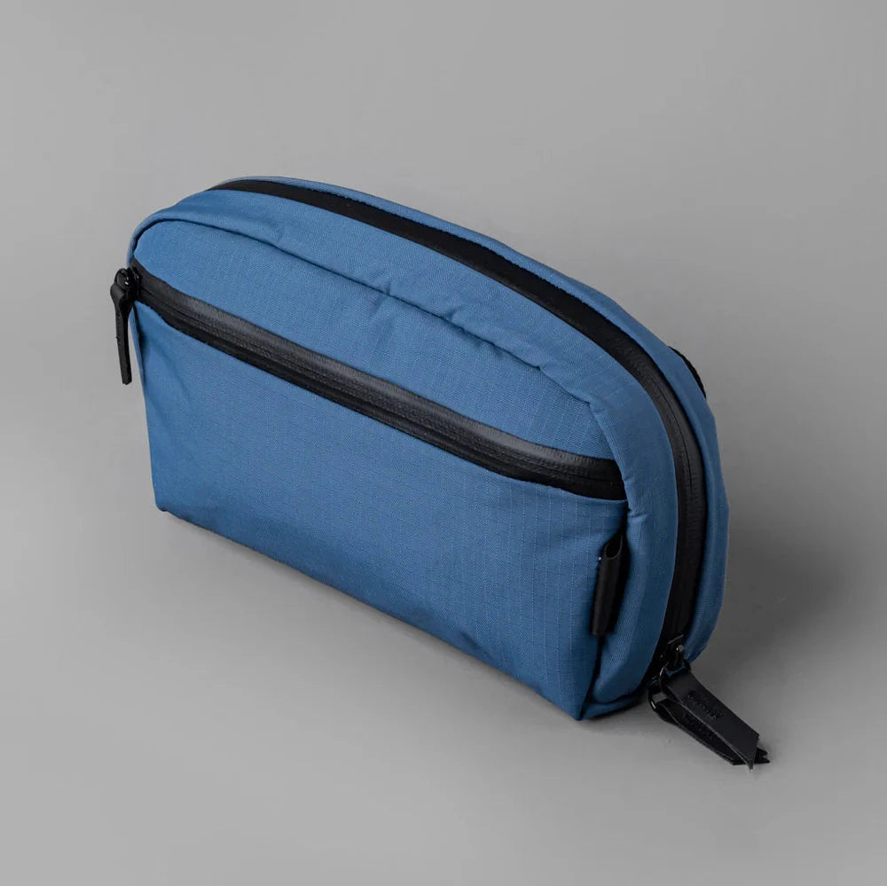 ALPAKA Toiletry Bag V2 洗漱化妝包｜內置手風琴式分隔層與多口袋收納，容量達 2L