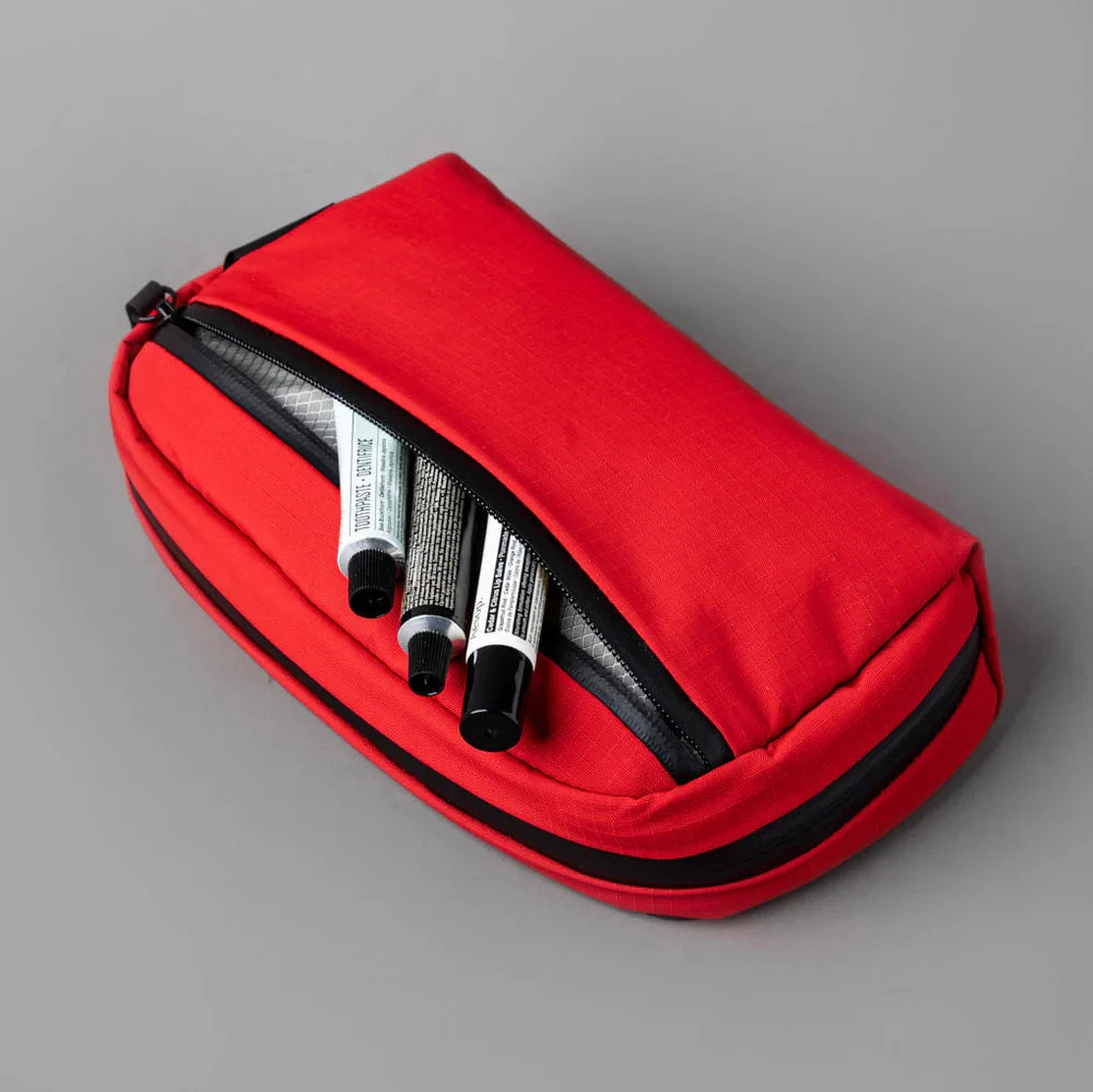ALPAKA Toiletry Bag V2 洗漱化妝包｜配備可拆卸肩帶與手提帶，支援多種攜帶方式