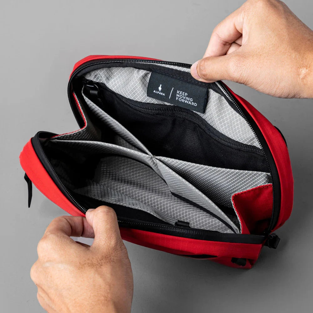 ALPAKA Toiletry Bag V2 洗漱化妝包｜配備可拆卸肩帶與手提帶，支援多種攜帶方式