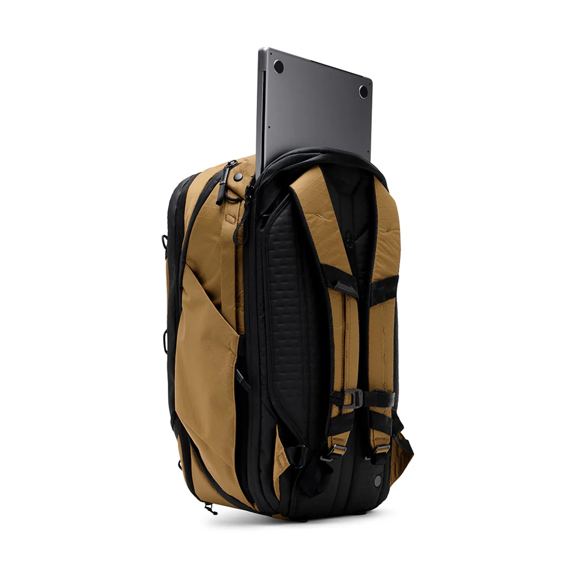 PEAK DESIGN Travel Backpack｜採用 100% 再生防水尼龍帆布，輕便耐用