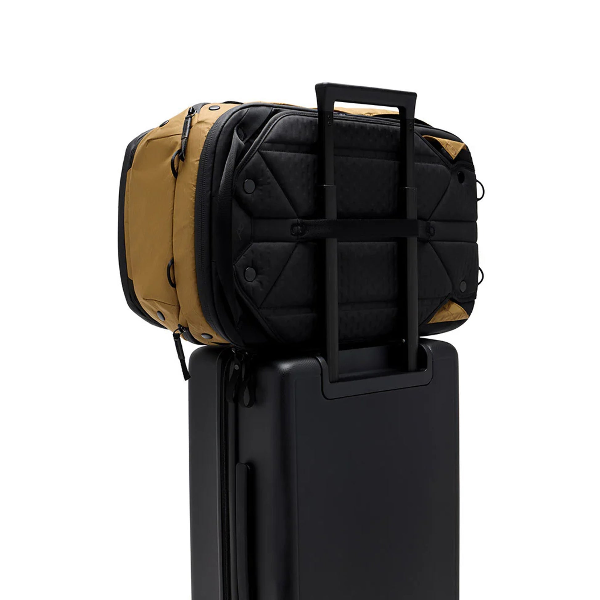 PEAK DESIGN Travel Backpack｜採用 100% 再生防水尼龍帆布，輕便耐用
