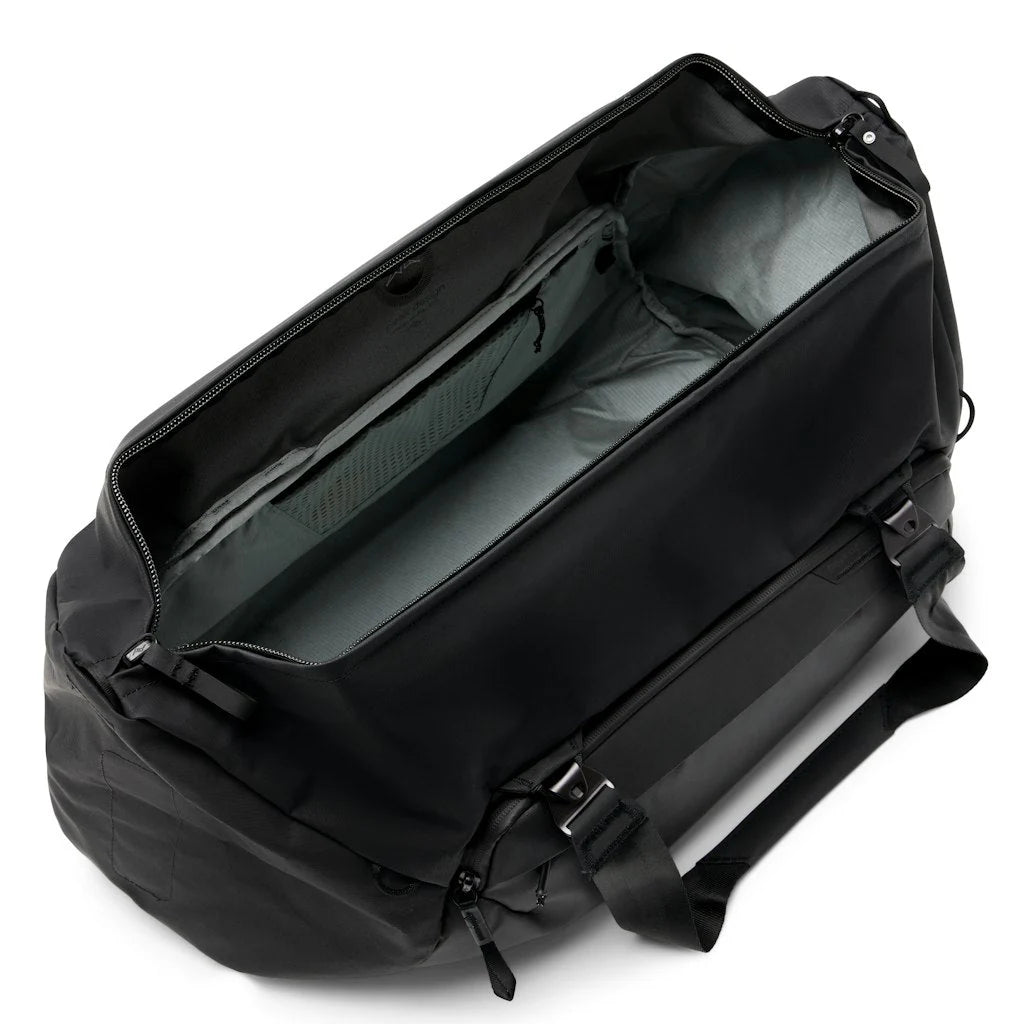 PEAK DESIGN Travel Duffel｜採用 600D 再生防水材料 製成，底部採用 900D 防水材質