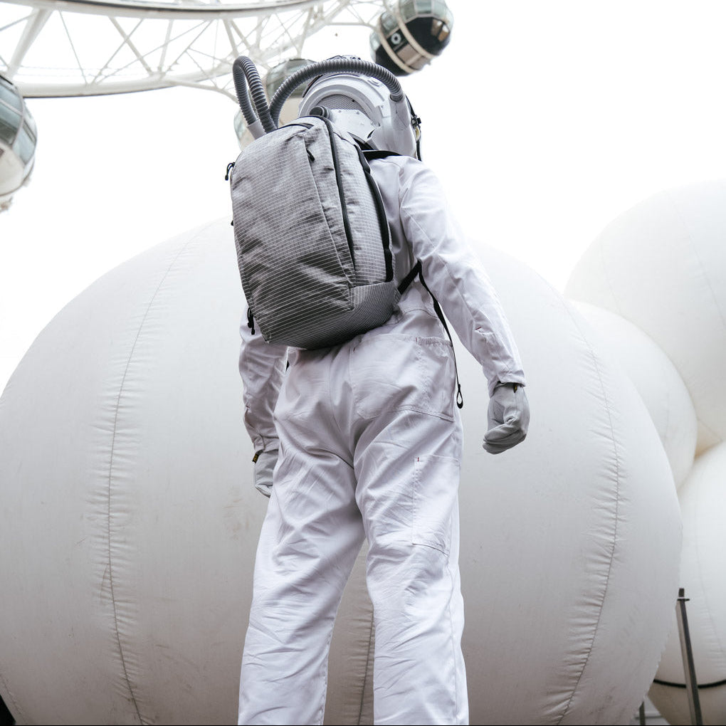 ALPAKA Traverse Backpack 30L，展示其行李通道功能，適合旅行使用。