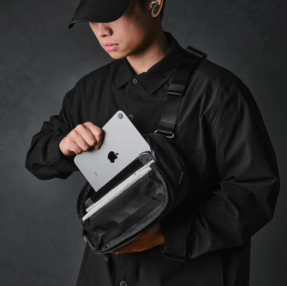 ALPAKA Vertex Pouch 側肩收納包｜多功能3合1設計，結合科技袋、桌面收納盒與單肩包功能