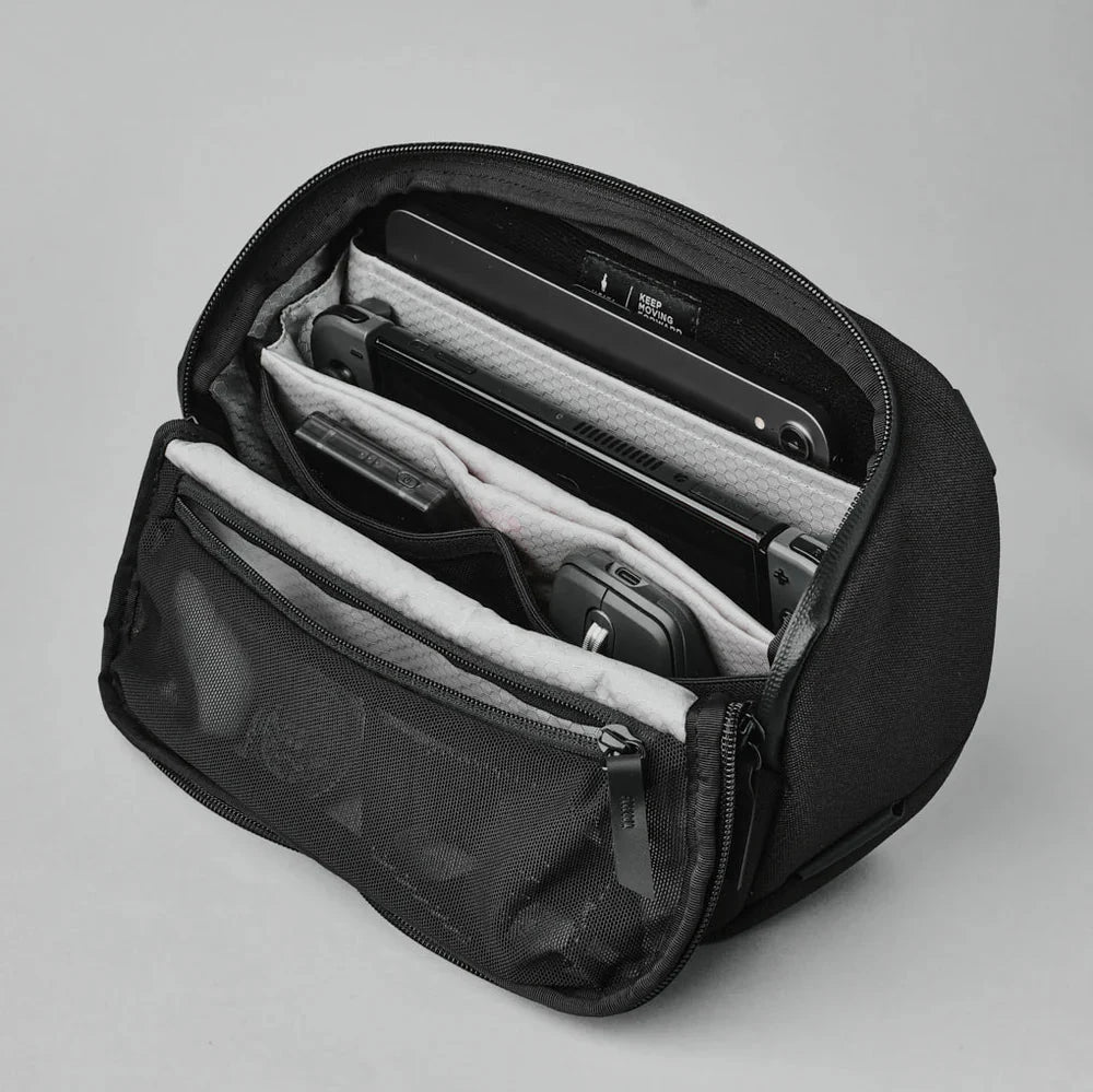 ALPAKA Vertex Pouch 側肩收納包｜多功能3合1設計，結合科技袋、桌面收納盒與單肩包功能