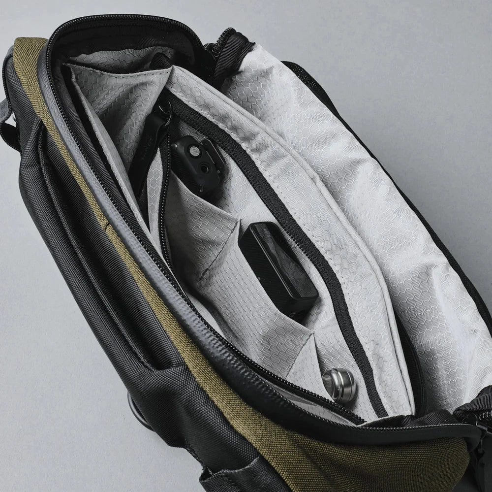 ALPAKA Vertex Pouch 側肩收納包｜適合日常通勤與旅行