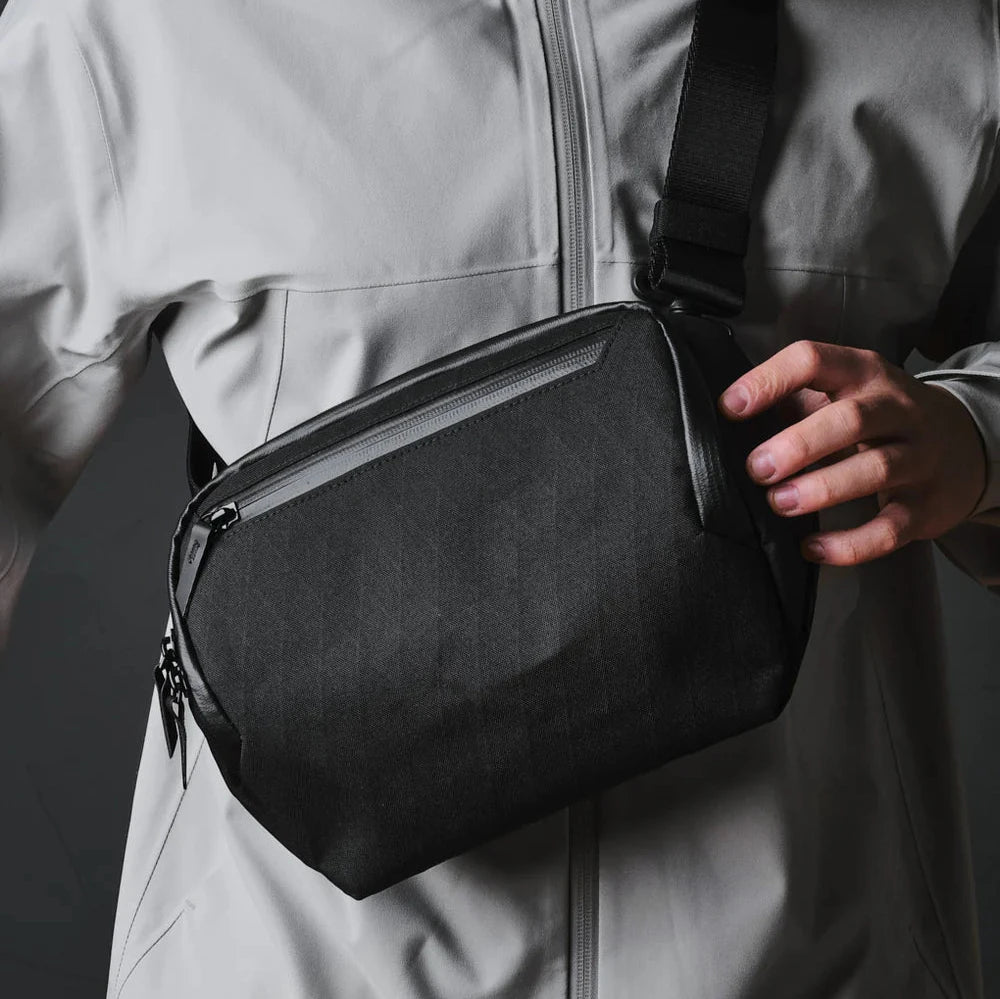 ALPAKA Vertex Pouch 側肩收納包｜多功能3合1設計，結合科技袋、桌面收納盒與單肩包功能